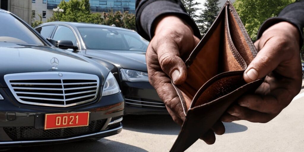 akpnin itibari atesten gomlek halka giydirdiler yan diyorlar AMs92jcr