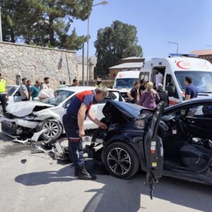 bitliste otomobiller carpisti 10 yarali eIe1Mmt5