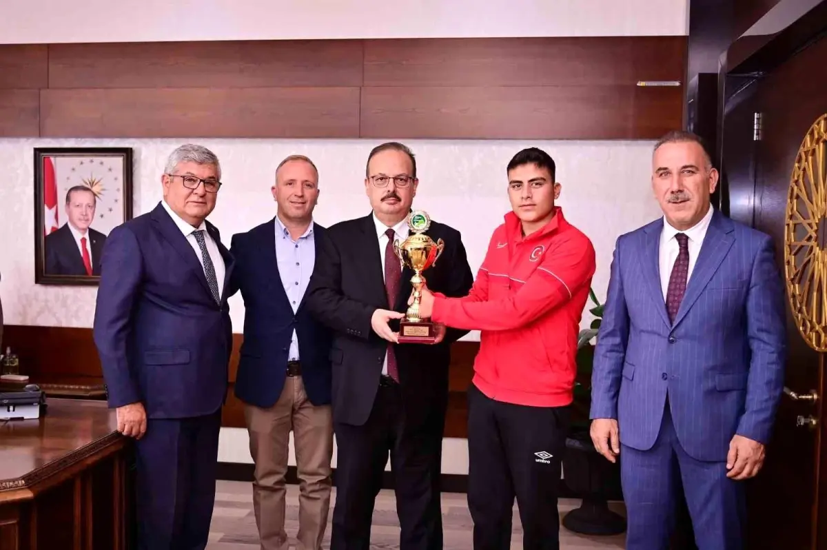 16 yasindaki muaz erdem madran altin madalya kazandi BBrQRfNm