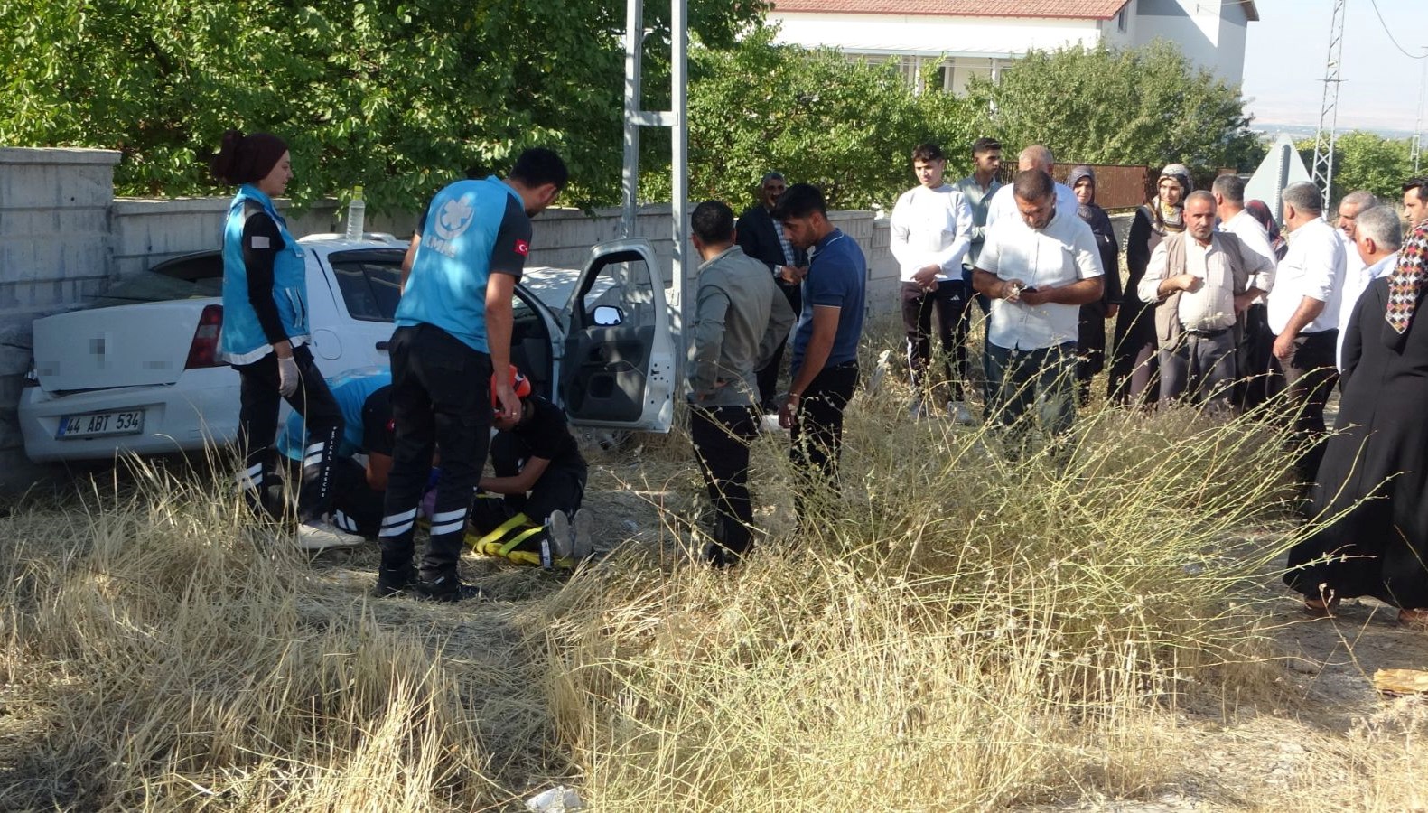 bahce duvarina carpti anne ve 3 cocuk hastaneye kaldirildi xXHSk7DN