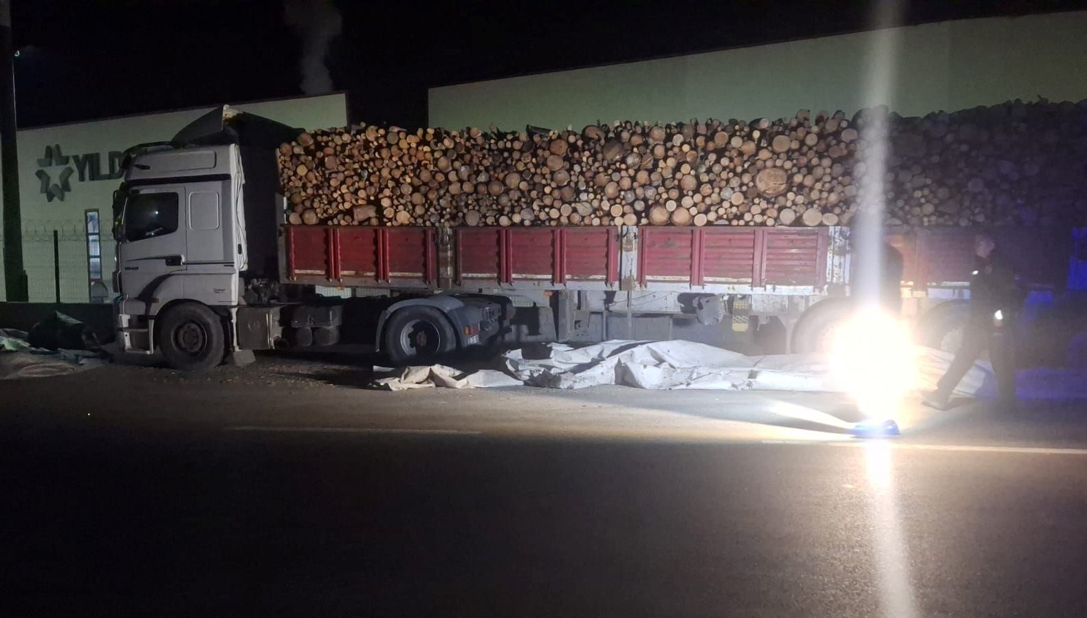 brandayi toplayan tir surucusune otomobil carpti T3xXfY4B