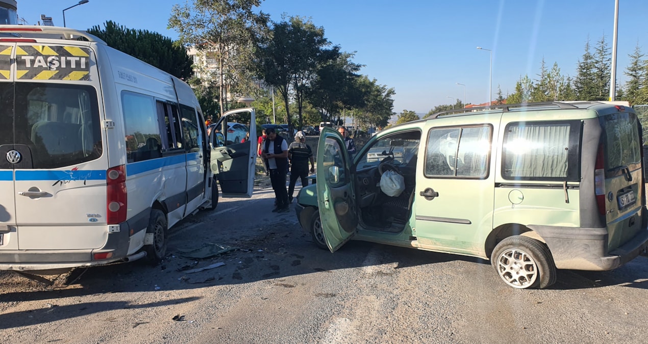manisada ogrenci servisiyle otomobil carpisti 9 yarali U3qLsIub