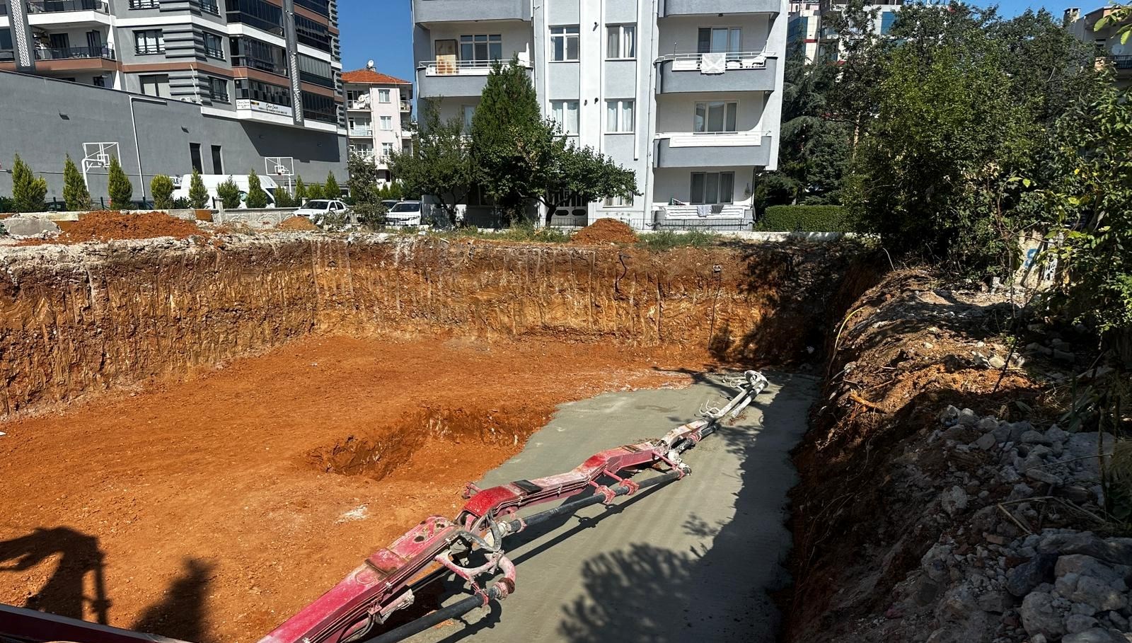 usakta 2 iscinin uzerine beton pompasi dustu d1fXdbzj