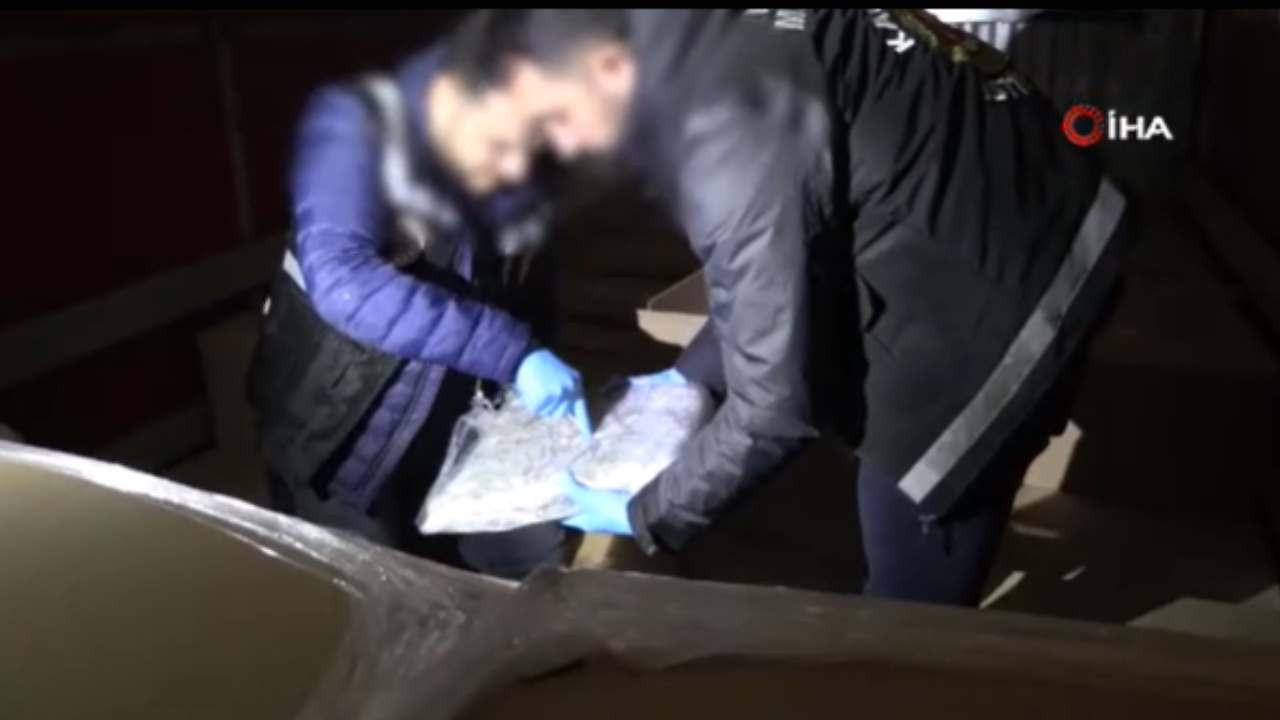 gumruk kapilarinda uyusturucu operasyonu ElKH95HH.jpg