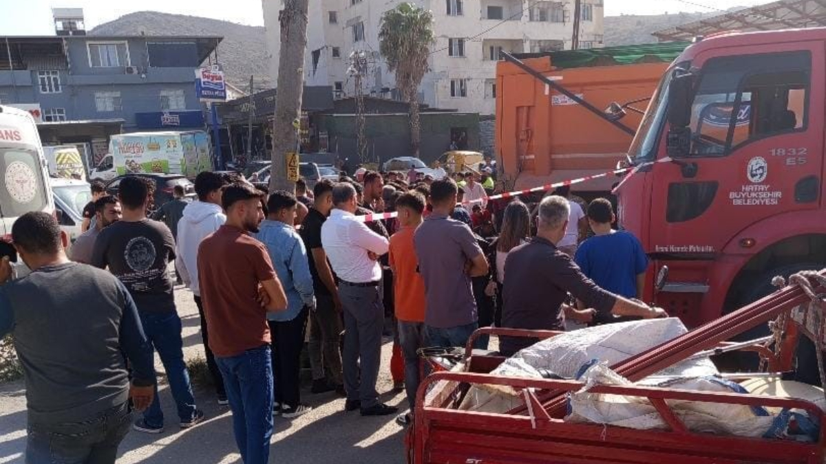 hatayda yolun karsisina gecerken kamyon altinda kalan yasli adam hayatini kaybetti NaWpU8bp.jpg