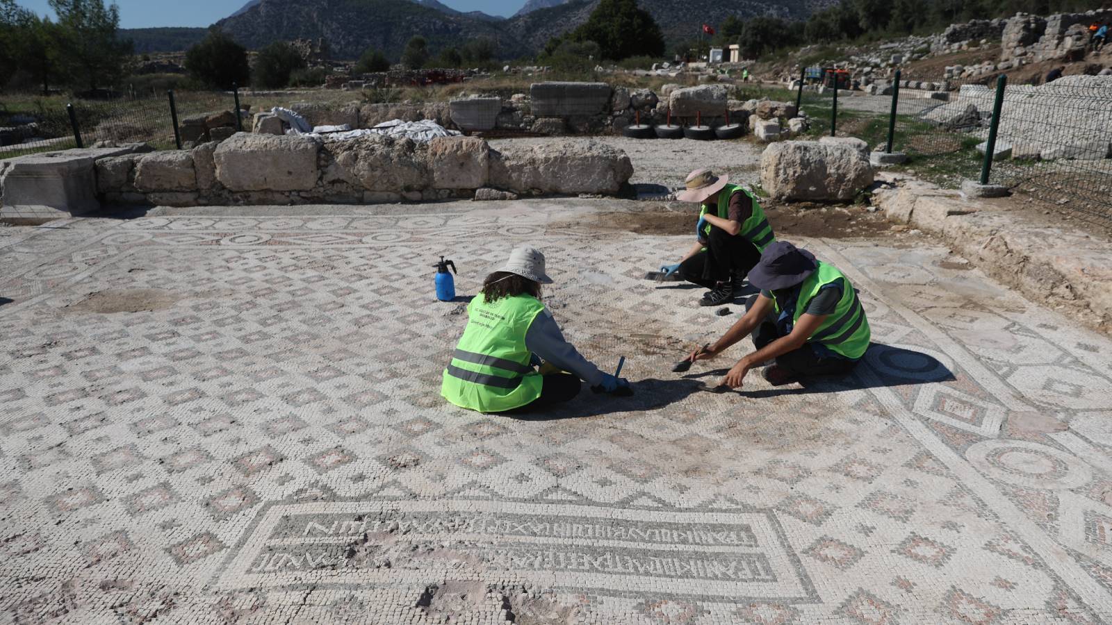 antalyadaki xanthos kazilarinda antik donemde kullanilan iki buyuk dukkan tespit edildi UdW1jBpr.jpg