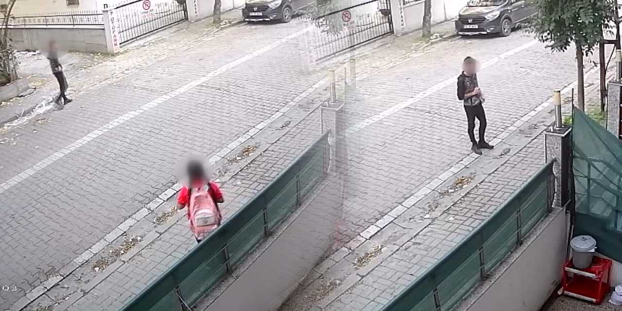 avcilarda tuyler urperten olay okul servisini bekleyen cocugu takip etti annesi gelince kacti NFC5ijam.jpg