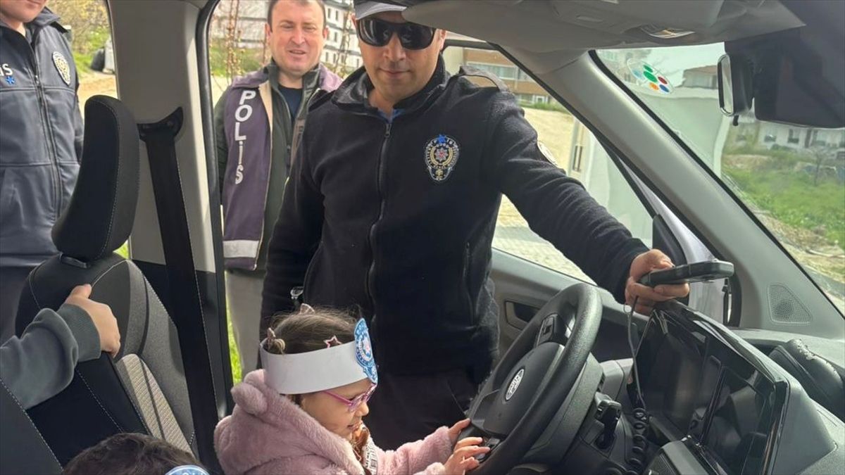 Minik Öğrenciler, Polislerle Güvenli Yaşamı Öğreniyor
