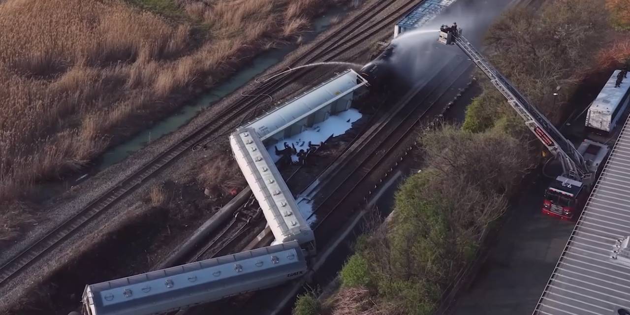 New Jersey’de Yük Treni Kazası: Kimyasal Sızıntı Tehlikesi!