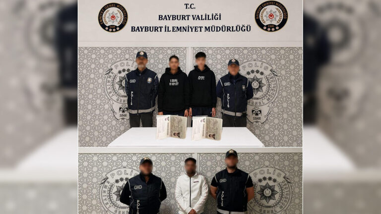 bayburtta-5-duzensiz-gocmen-yakalandi-3-sahte-pasaport-cikti-NR84A1Vz